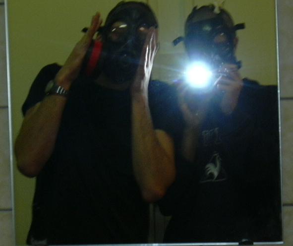 Ik en Gravier met gasmasker op :p
