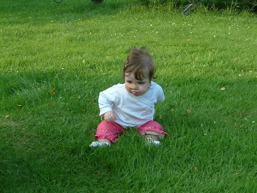 Onze dochter in het gras...